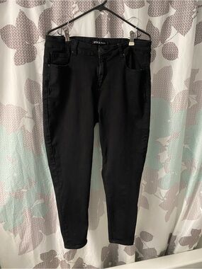 9th & Main Black High-Rise Skinny Jeans With Rhinestone Details On Back Pockets